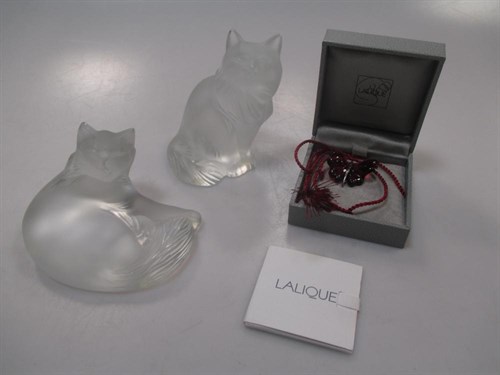 Lot 120 - Three pieces of Lalique glassware - two cat...