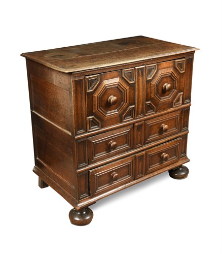 Lot 526 - A late 17th century style oak chest of drawers