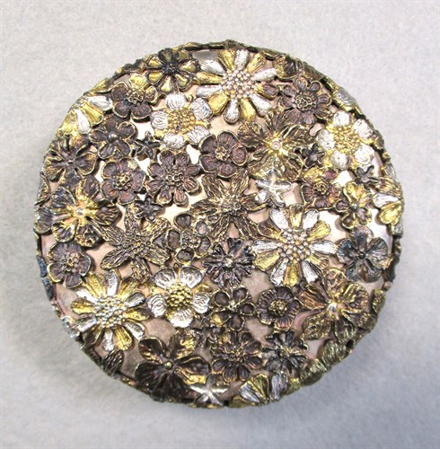 Lot 69 - Stuart Devlin, a silver circular trinket box, London, 1979