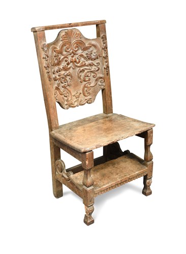 Lot 532 - An 18th century Italian carved walnut prie dieu chair
