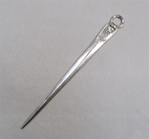 Lot 351 - A George IV silver meat skewer