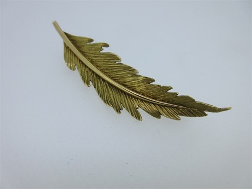 Lot 6 - Garrard & Co - An 18ct gold feather brooch