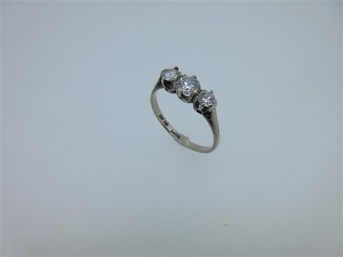 Lot 16 - A three stone diamond ring