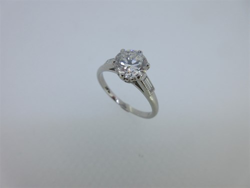 Lot 133 - A single stone diamond ring