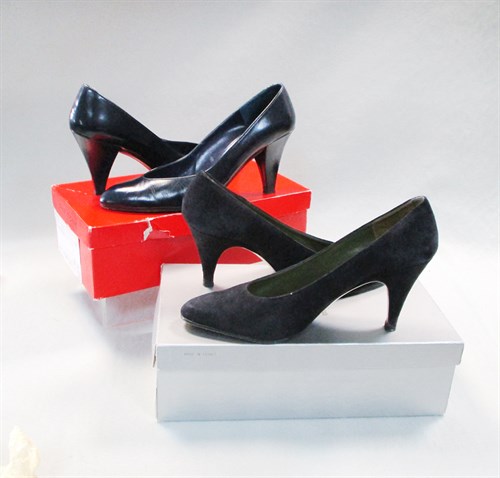Lot 76 - A pair of Christian Dior black suede leather court shoes, UK 5
