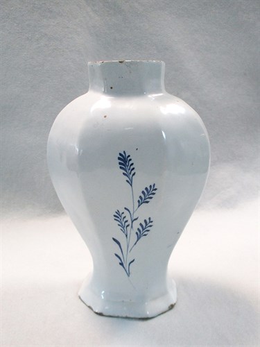 Lot 40 - An 18th century Delft blue and white vase