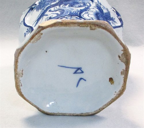Lot 40 - An 18th century Delft blue and white vase