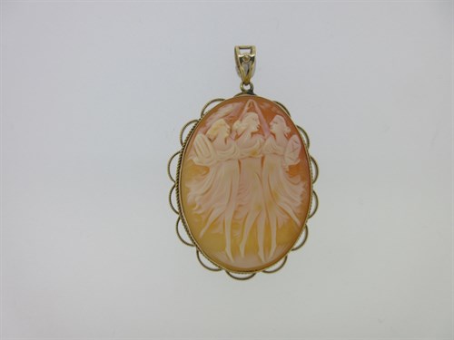 Lot 118 - A cameo pendant depicting the Three Graces