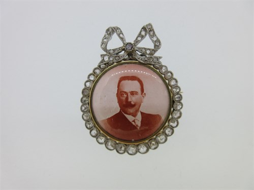 Lot 117 - A Continental diamond framed brooch containing an enamelled photographic portrait