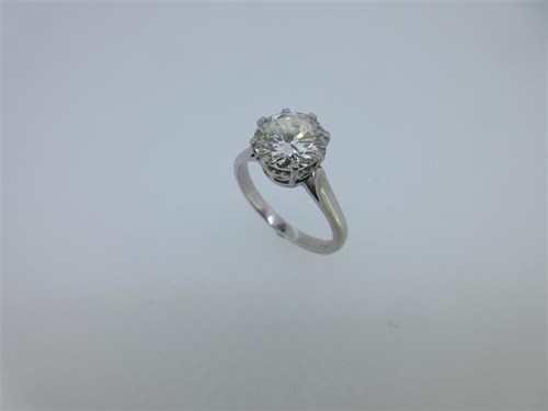 Lot 243 - A single stone diamond ring