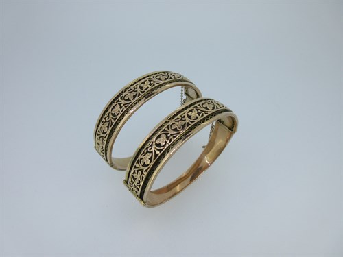 Lot 112 - A pair of Edwardian 9ct gold bangles