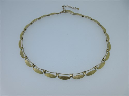 Lot 61 - A 9ct gold chain necklace of navette shaped links