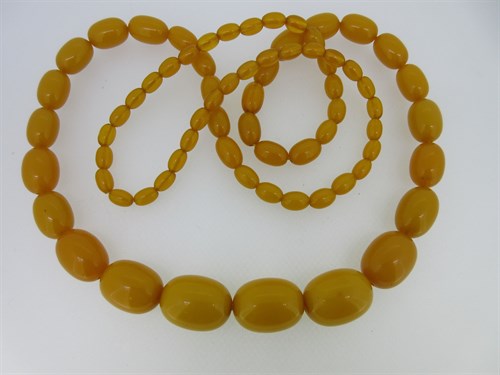 Lot 53 - A graduated strand of butterscotch amber beads