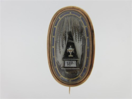 Lot 7 - A late 18th century three-dimensional memorial brooch