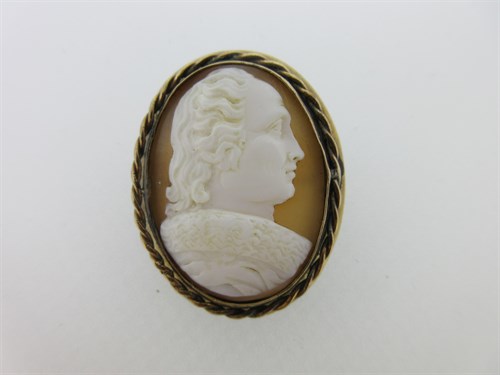 Lot 28 - A shell cameo brooch depicting the portrait of a gentleman