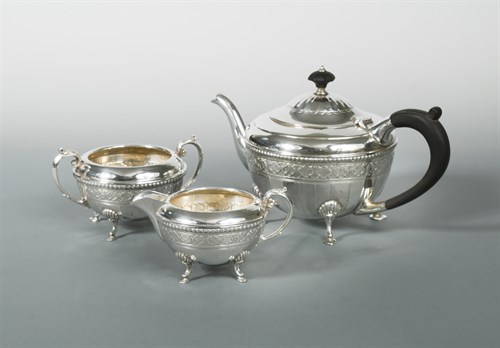Lot 417 - A George V silver three piece tea set