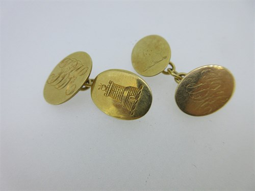 Lot 121 - A pair of 18ct gold double ended cufflinks