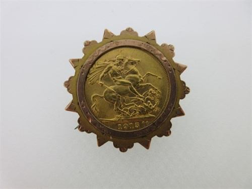 Lot 21 - A 1915 sovereign in a brooch mount