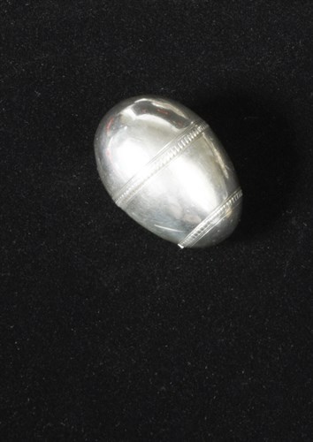 Lot 363 - A double ended pill container