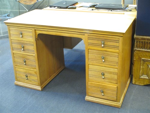Lot 431 - A modern kneehole desk, 73 x 122 x 60cm