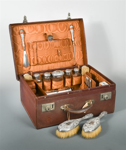 Lot 401 - An Edward VII travelling dressing case