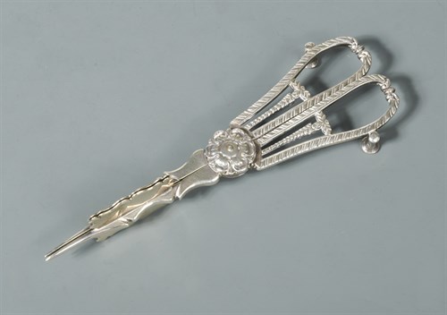 Lot 356 - A George lV silver scissor action candle snuffer