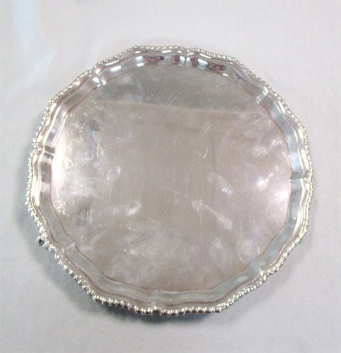 Lot 415 - A George V silver salver