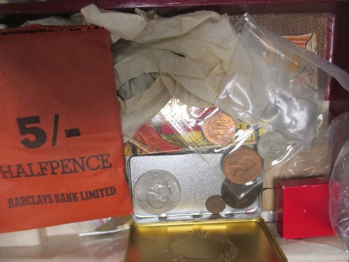 Lot 172 - A small collection of GB and world coinage,...
