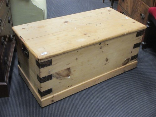 Lot 476 - A small stripped pine blanket box with hinged...