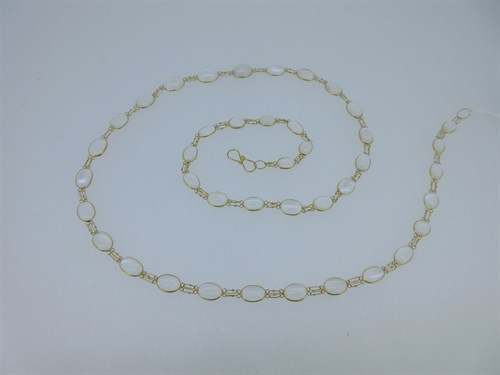 Lot 33 - A moonstone necklace