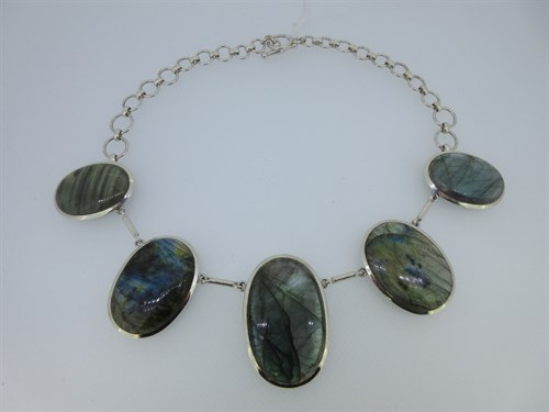 Lot 32 - A labradorite plaque necklace