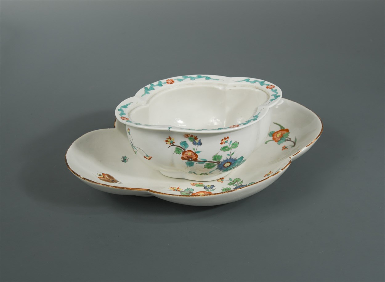 Lot 3 - A Chantilly tureen base and associated stand,...