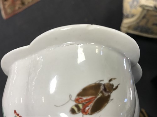 Lot 3 - A Chantilly tureen base and associated stand,...