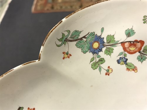 Lot 3 - A Chantilly tureen base and associated stand,...