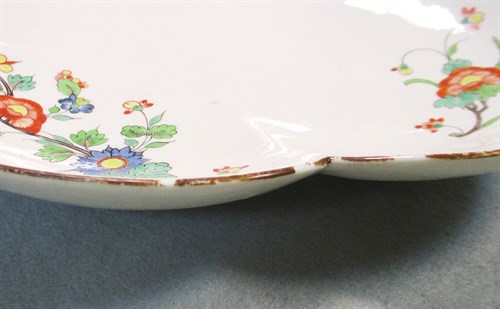 Lot 3 - A Chantilly tureen base and associated stand,...