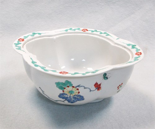 Lot 3 - A Chantilly tureen base and associated stand,...