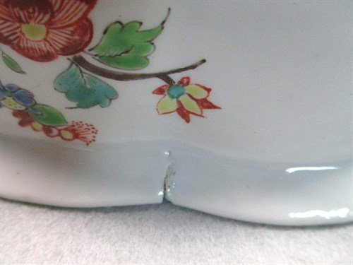 Lot 3 - A Chantilly tureen base and associated stand,...