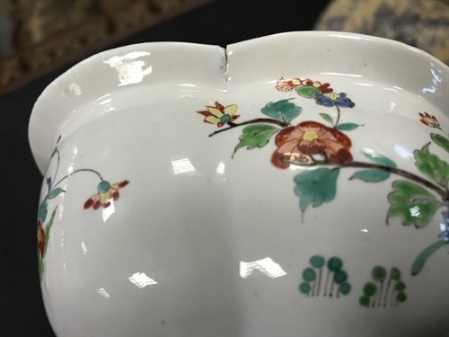 Lot 3 - A Chantilly tureen base and associated stand,...