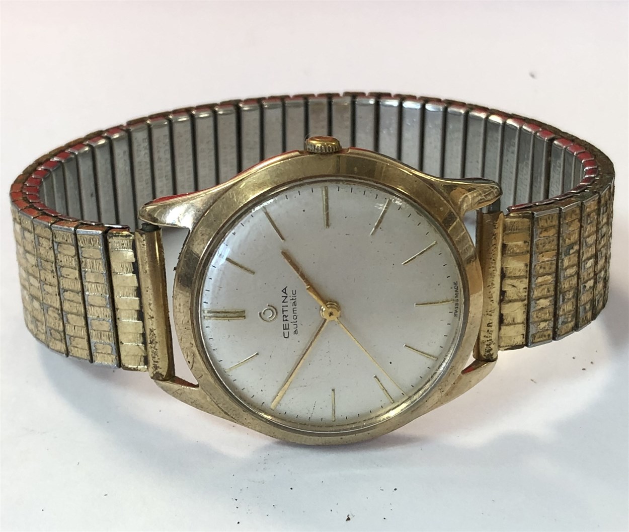 Lot 488 - Certina - A gentleman's 9ct gold wristwatch