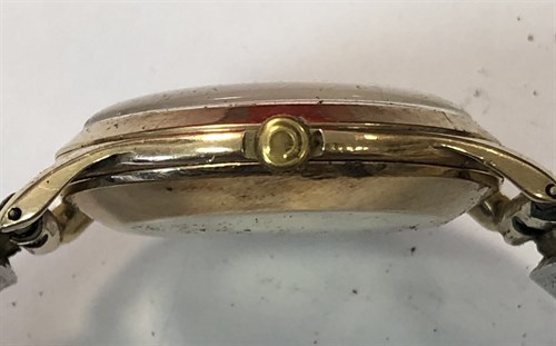 Lot 488 - Certina - A gentleman's 9ct gold wristwatch