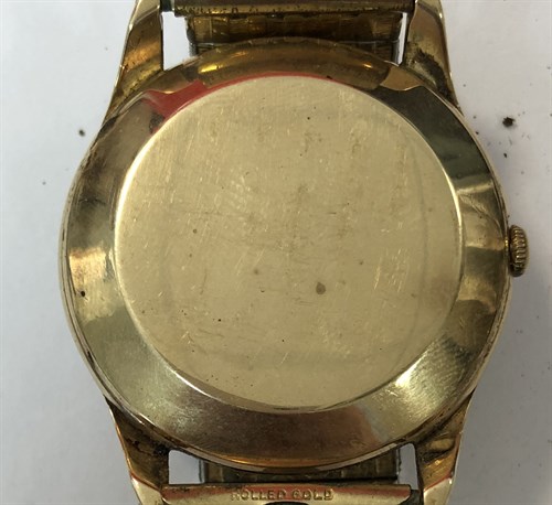 Lot 488 - Certina - A gentleman's 9ct gold wristwatch