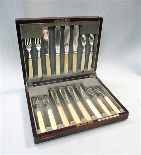 Lot 388 - A cased set of Edward Vll silver fish eaters