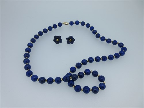 Lot 44 - A lapis lazuli bead necklace together with a pair of carved lapis flowerhead earstuds