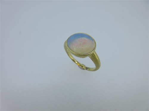 Lot 99 - A modern single stone opal ring