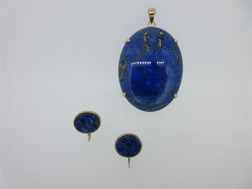 Lot 85 - An oval lapis lazuli pendant together with a pair of lapis lazuli screw-back earrings
