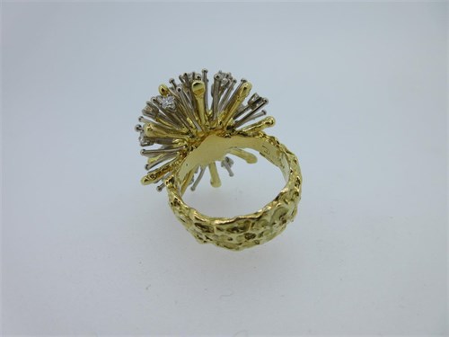 Lot 219 - David Thomas - a diamond set sunburst ring
