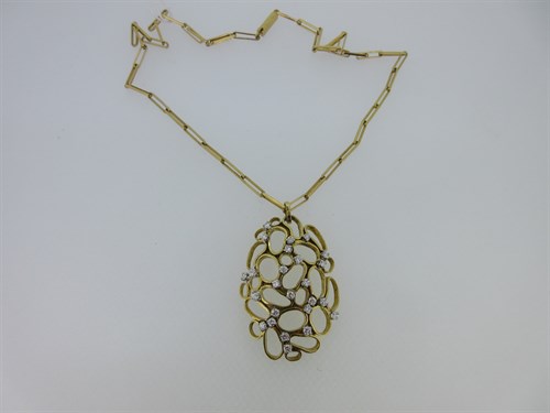 Lot 217 - Susan Wright - a diamond pendant and chain
