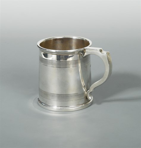 Lot 408 - A George V silver child's tankard