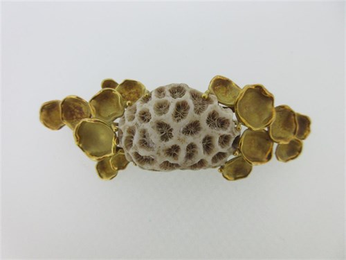 Lot 177 - A modern hand made 18ct gold brooch set with with St Lucian coral