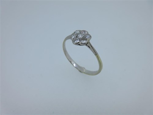 Lot 183 - A diamond flowerhead cluster ring
